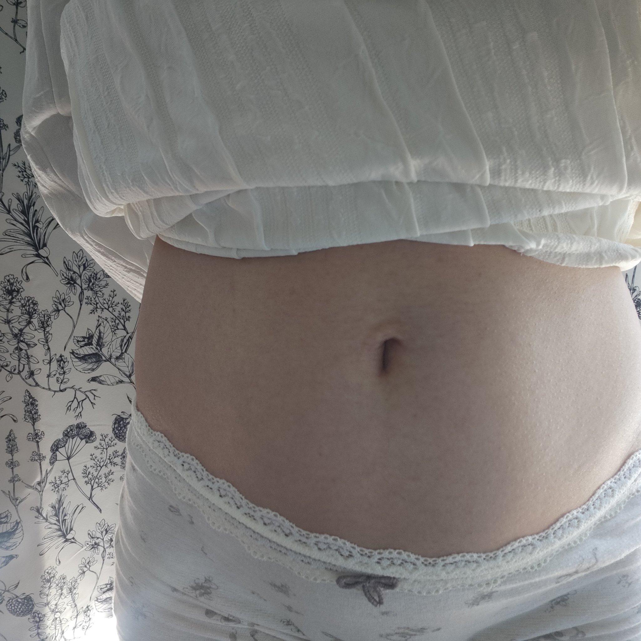 billie的帖子配图 2:班上有个女生很奇怪 明明很瘦肚子却又圆又鼓 还经常发出奇怪的呻吟声 走路姿势优雅 或者说小心翼翼? 上课时却时常能看见她抖腿 有次课间不小心撞到她 她却红了脸 捂着肚子夹着腿 也不知道哪里不舒服 ——